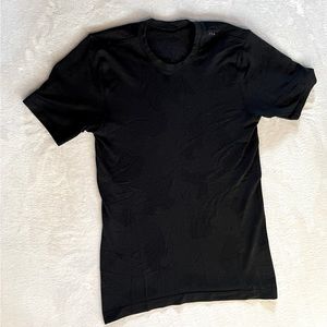 Men’s lululemon vent tech short sleeve shirt- size small